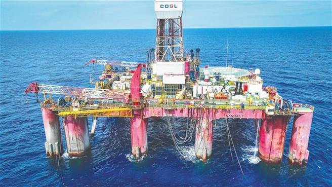 中國首套國產化深水水下採油樹完成海底安裝。圖為海南鶯歌海海域鑽井平台10日安裝中國首套國產化深水水下採油樹設備。（海南日報）