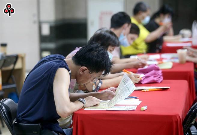 北市府劳动局举办「毕业季线上就业博览会」，邀集131家企业，提供7058个工作机会。（本报资料照片）