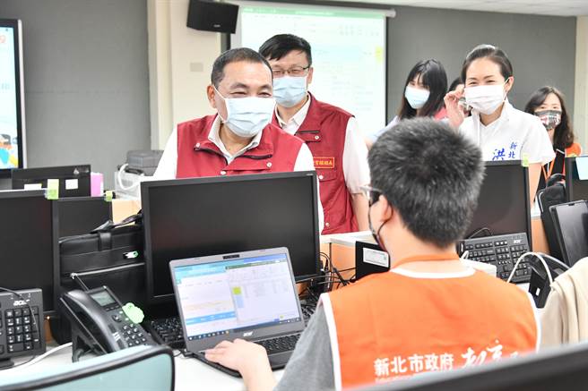 新北市长侯友宜今天上前往校园防疫专案办公室视察运作情形。（新北市政府正府提供）