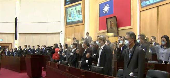 內政部召開審查小組，彰化縣議會正召開定期大會，全體議員和列席局處長也都都站起來，一起振臂高喊「彰化加油、升格成功」。（吳敏菁攝）