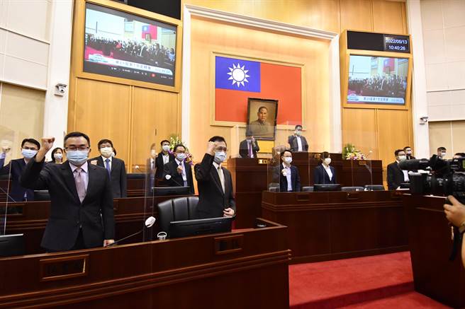 內政部召開審查小組，彰化縣議會正召開定期大會，全體議員和列席局處長也都都站起來，一起振臂高喊「彰化加油、升格成功」。（吳敏菁攝）