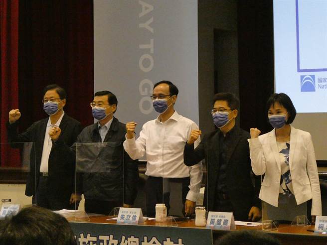 蔡英文政府下周五將連任滿2周年，國民黨今公布最新滿意度民調，點名民眾最不滿意蔡政府物價高漲、防疫表現、能源政策、空氣品質與兩岸關係等5項施政表現。黨主席朱立倫批評，蔡政府第二任至今政績兩大代表字就是「缺」跟「亂」。（周志豪攝）