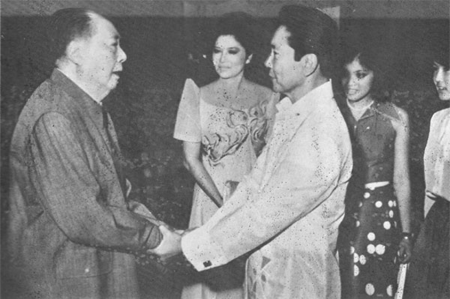 1975年6月， 老馬可仕與毛澤東握手。（網路）
