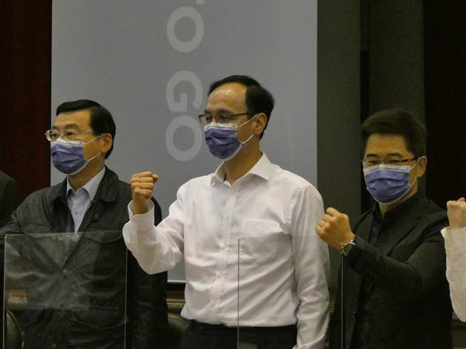 蔡英文政府连任将满两周年，财政专业的立法院国民党团总召曾铭宗今天点名，蔡政府财政稳健、年金改革、改善低薪跳票，不仅让政府整体财政败坏，劳保基金财务恶化，蔡总统曾允诺改善的青年低薪问题，至今已经成为国安问题。（周志豪摄）