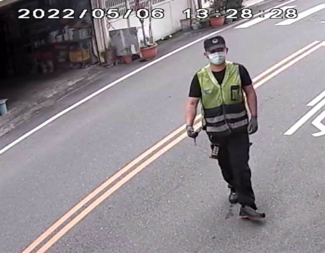 约雇人员穿警察反光背心、警帽执行车辆违规拖吊，议员痛批违法。（议员张美慧提供／王志伟花莲传真）