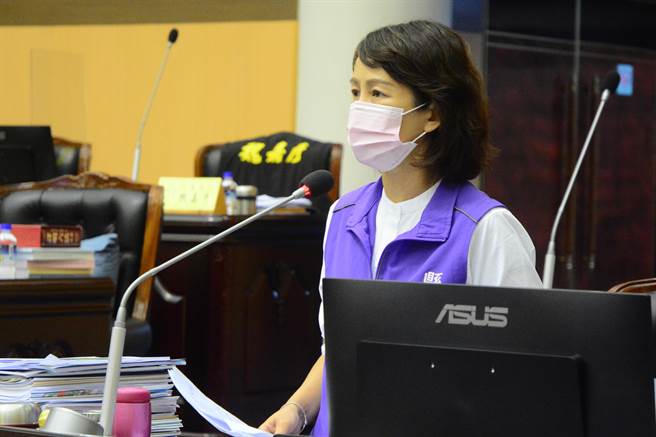 花莲县议员张美慧质询，警局任由约雇人员穿警察衣物，搜证拖吊，痛批警察带头违法。（王志伟摄）