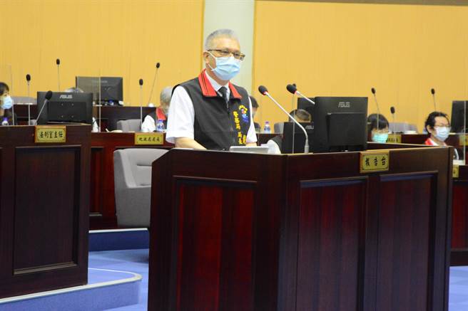 面对议员质询约雇人员执法，警察却坐在车上，警察局长戴崇贒一度语塞。（王志伟摄）