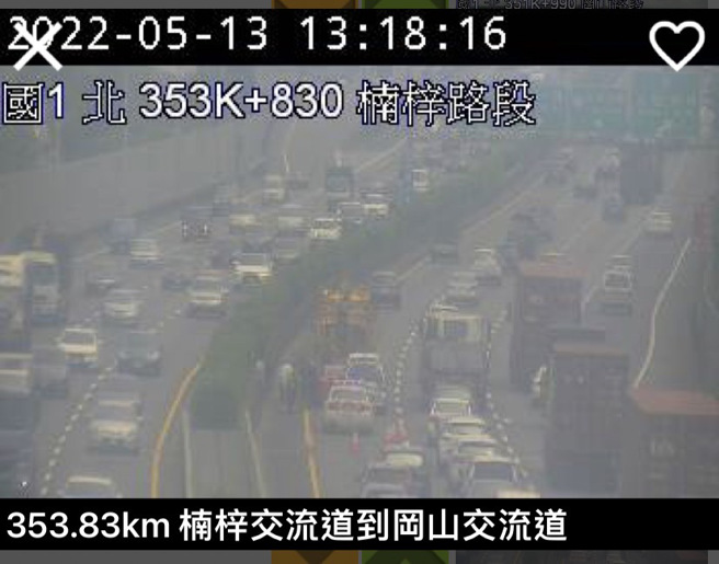 國道1南下楠梓段轎車大貨車追撞，一度塞超過6公里。(記者爆料網提供)
