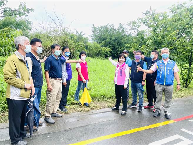 立委楊瓊瓔及市議員羅永珍13日前往會勘，爭取在中平路及神清路口設置紅土網球場。（陳淑娥攝）