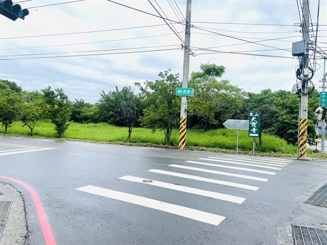 立委楊瓊瓔及市議員羅永珍13日前往會勘，爭取在中平路及神清路口設置紅土網球場。（陳淑娥攝）