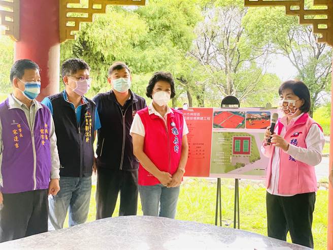 立委楊瓊瓔及市議員羅永珍13日前往會勘，爭取在中平路及神清路口設置紅土網球場。（陳淑娥攝）