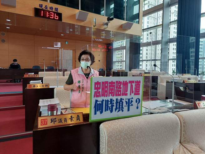 台中市议员邱素贞呼吁建设局加快脚步，尽快将忠明南路地下道填平。（谢琼云摄）
