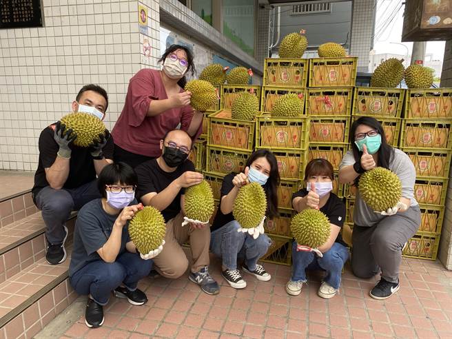 云林家扶中心今（13日）首次捐赠榴槤60箱。（云林家扶中心提供）