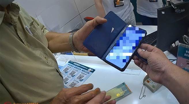 7旬老翁到銀行要匯5萬元，行員認出他曾遭投資詐騙損失2萬元，即時通報警方成功阻詐。（警方提供）