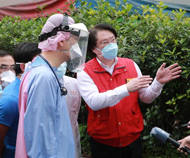 ▲基隆市長林右昌13日赴基隆長庚視察，呼籲民眾就診時，多點耐心，依循醫院的分流規畫看診。（基隆市政府提供／張志康基隆傳真）