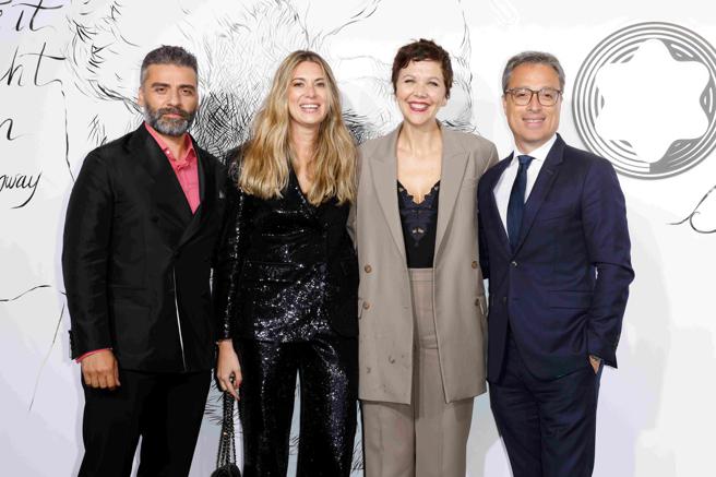 万宝龙Montblanc Haus博物馆开幕派对，万宝龙总裁Nicolas Baretzki（右起）、女星Maggie Gyllenhaal、万宝龙公关总监Stephanie Radl、男星Oscar Isaac合影。（Montblanc提供）