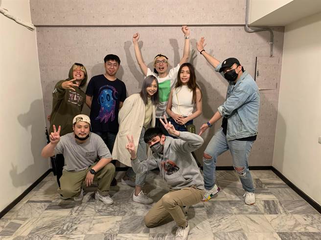 《電波歌劇院》演出者合照。（五樓創意提供）