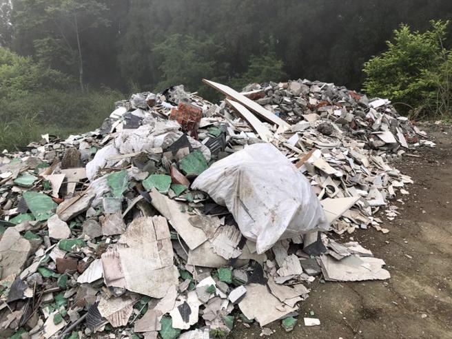  新竹縣許姓男子等3人，承攬工程事業廢棄物清運作業，卻趁深夜無人之際，將廢棄物載至新竹縣五峰鄉偏遠山區亂丟，警方13日依違反廢棄物清理法，將3人移送新竹地檢署偵辦。（圖/ 中央社）