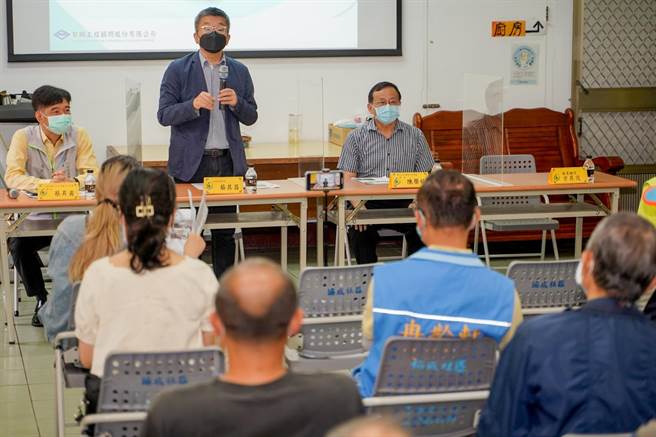 立法院副院長蔡其昌13日會勘，聽取當地仕紳及農民意見，爭取總經費1820萬元興建頭嵙山三嵙口蓄水池。（陳淑娥攝）