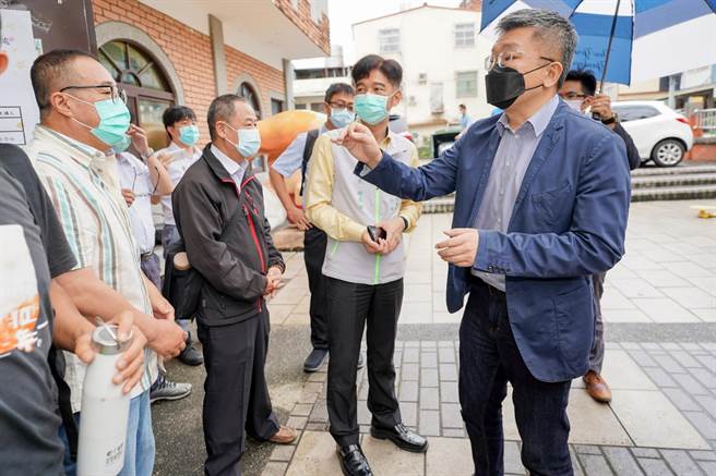 立法院副院長蔡其昌13日會勘，聽取當地仕紳及農民意見，爭取總經費1820萬元興建頭嵙山三嵙口蓄水池。（陳淑娥攝）