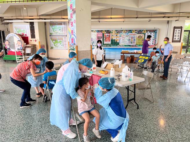 屏縣13日新增確診1154例，14日全縣衛生所開設兒童疫苗門診。（屏縣府提供）