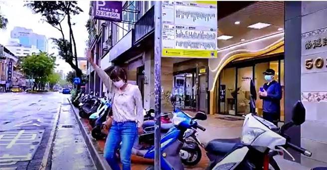 影片中，男子几乎每天跟踪心仪的女子到公车站、公司、住家等处，让女子相当害怕。（台中市警察局提供／张妍溱台中传真）