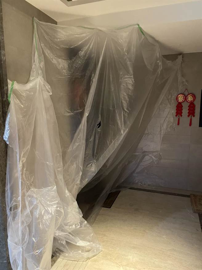 台中市南屯区一处社区住宅，有屋主确诊在家居家照护，消息传开后，大门外竟遭管委会主委贴上层层塑胶布阻隔。（民眾提供／谢琼云台中传真）