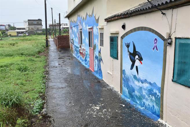 后龙镇水尾里独有的「牵罟路」，现已画上全新彩绘。（谢明俊摄）