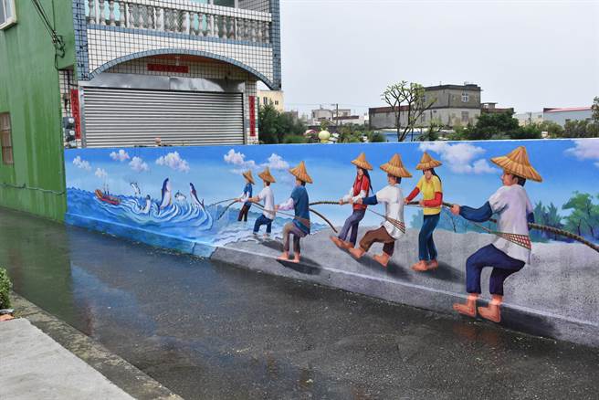 后龙镇水尾里独有的「牵罟路」，现已画上全新彩绘。（谢明俊摄）