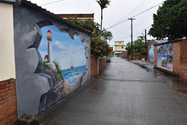 后龙镇水尾里独有的「牵罟路」，现已画上全新彩绘。（谢明俊摄）