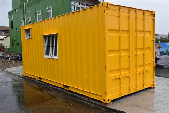 牵罟路旁的罟寮，加上很具现代感的鲜黄色。（谢明俊摄）