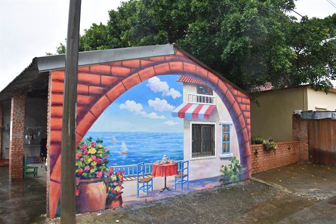 后龙镇水尾里独有的「牵罟路」，现已画上全新彩绘。（谢明俊摄）