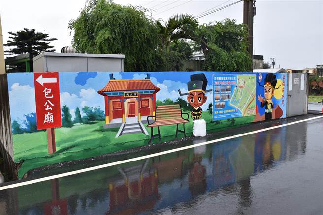 后龙镇水尾里社区内到处可见渔村生活彩绘。（谢明俊摄）