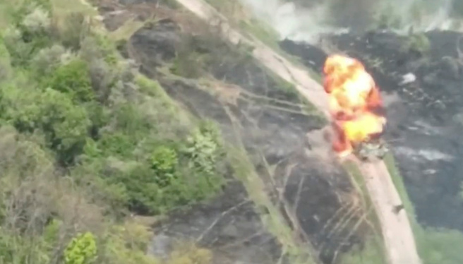 烏克蘭無人機投彈，摧毀了一輛俄羅斯T-90坦克。（烏克蘭武裝部隊/路透）