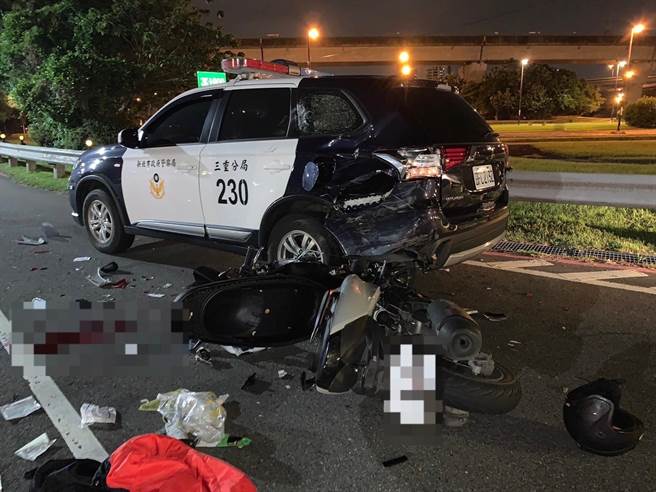 警車後側遭到強力撞擊，毀損情況嚴重，黃男的機車也撞爛。（警方提供）