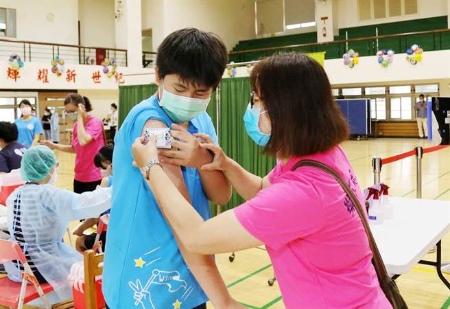 今嘉义市6至11岁儿童疫苗开打，全市符合资格学生1万4947人，有意愿接种者4420人，占比29.6％，市府并赠送所有施打学生「小冰宝」，以缓解施打后的不适感。（吕妍庭摄）