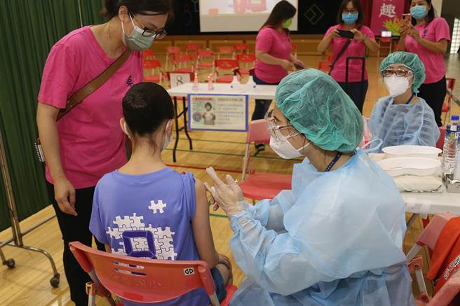 今嘉义市6至11岁儿童疫苗开打，全市符合资格学生1万4947人，有意愿接种者4420人，占比29.6％，市府并赠送所有施打学生「小冰宝」，以缓解施打后的不适感。（吕妍庭摄）