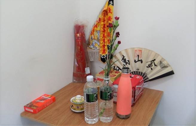 為讓成員「安心工作」，高雄詐騙集團自備快篩劑、租高檔民宿，更聘請廚師及祭拜五令旗祈求業績長紅。（台東縣警局提供／蔡旻妤台東傳真）