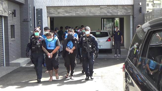 為讓成員「安心工作」，高雄詐騙集團自備快篩劑、租高檔民宿，更聘請廚師及祭拜五令旗祈求業績長紅。（台東縣警局提供／蔡旻妤台東傳真）