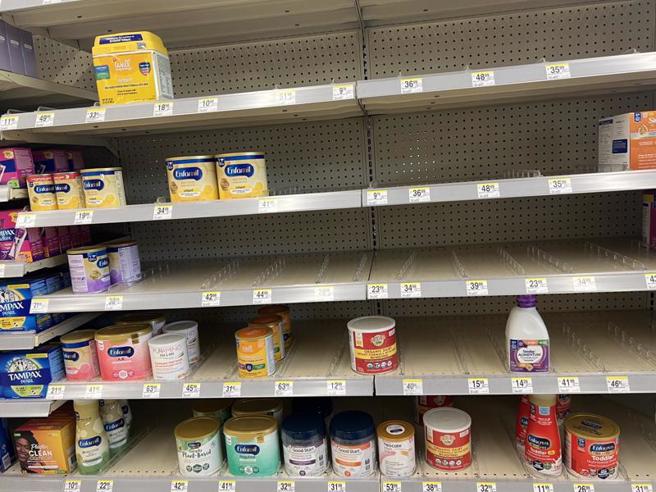 全美這幾個月發生嚴重的配方奶粉短缺情況，12日在舊金山灣區一家連鎖藥妝店的貨架上配方奶粉的數量不多。（圖/ 中央社）