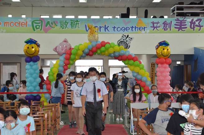 去年毕业典礼因疫情取消实体办理，今天将可举办。图为台南市海东国小前年的毕业典礼。(台南市教育局提供／曹婷婷台南传真)
