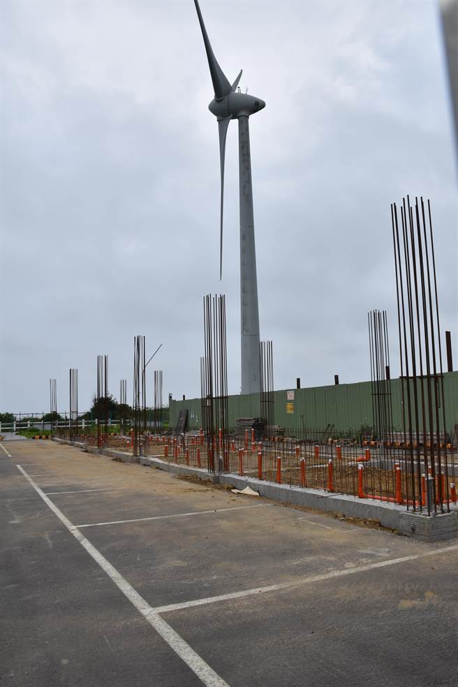 後龍鎮公所積極在好望角興建公廁等公共設施，方便遊客使用。（謝明俊攝）