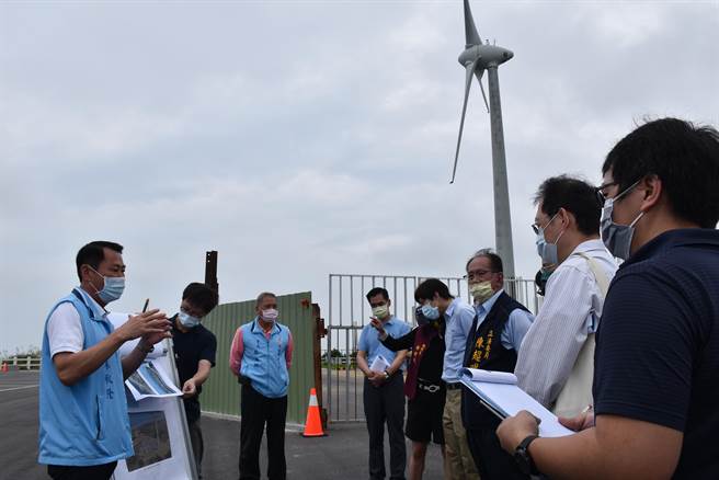 立委陳超邀請經濟部、國發會會勘好望，後龍鎮長朱秋隆說明發展計畫。（謝明俊攝）