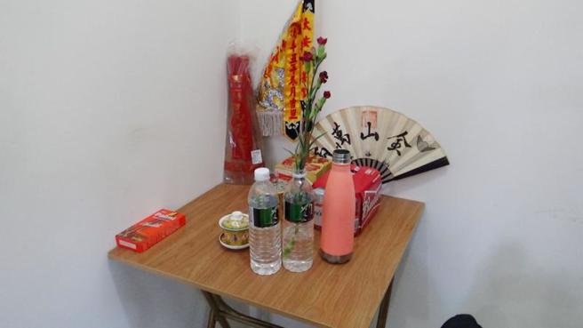 台東縣警察局破獲詐騙集團，共逮捕14名成員，警方13日在破案記者會中指出，這集團還特別在屋內祭拜「五令旗」，於桌上放許多宮廟手抄祈福疏文，祈求業績長紅、出入平安，不過最後仍栽在警方手裡。（圖/ 中央社）