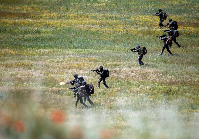 正当俄罗斯挥军入侵乌克兰以对抗俄方认为的西方扩张时，「2022快速反应演习」（Swift Response 22）在北马其顿举行。(图／路透社)