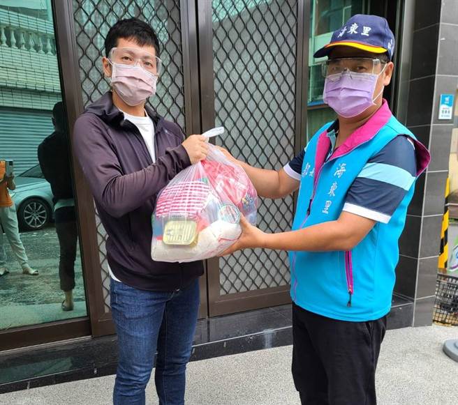 安南區海東里長郭東勛（右）主動為隔離者送關懷物資，有民眾得知感動，提供更多物資給他轉送。（郭東勛提供／程炳璋台南傳真）