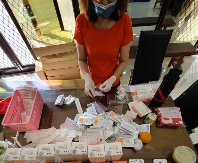 安南區海東里長郭東勛服務處為確診與隔離者送關懷物資，服務處每天整理一大堆物資品。（郭東勛提供／程炳璋台南傳真）