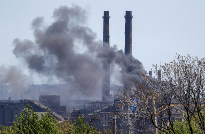 俄军12日强攻马立波的亚速（Azovstal）钢铁厂，冒出阵阵浓烟。（路透）