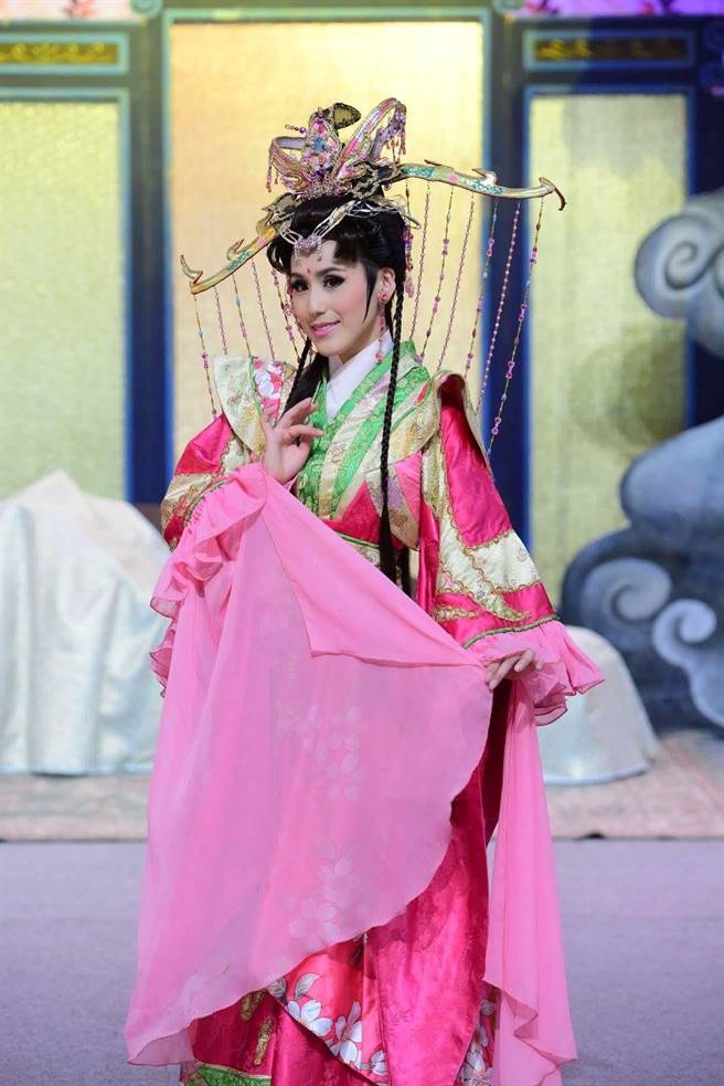 受到疫情影響，大地華園劇團本周末在大稻埕戲苑的演出，因有演員確診，改由歌仔戲名角陳昭賢代打演出，她將罕見地以女裝扮相登場，飾演《乘願再來》裡千里尋夫的閩國公主。（大地華園劇團提供）