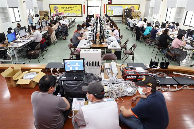 新竹縣衛生局擴增防疫專線，全力解決縣民防疫相關疑問。（新竹縣政府提供／羅浚濱新竹傳真）